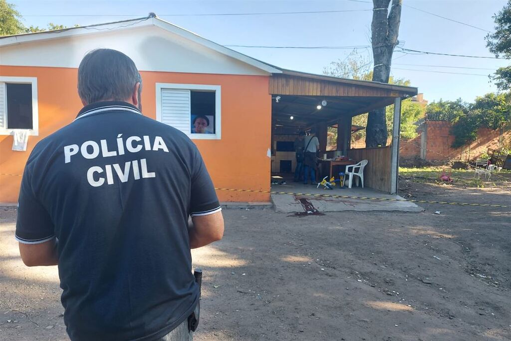 Foto: Maurício Barbosa - Suspeito que estava com arma e droga foi abordado no portão perto da casa onde irmãos foram executados em abril desse ano