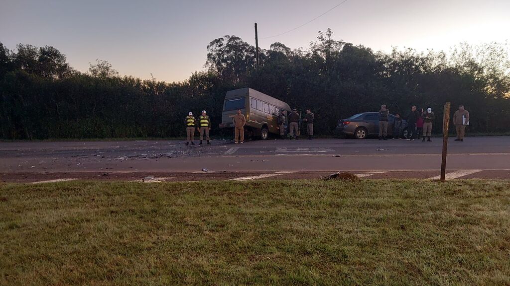 Dois policiais ficam feridos em acidente envolvendo um ônibus da Brigada Militar na BR-287