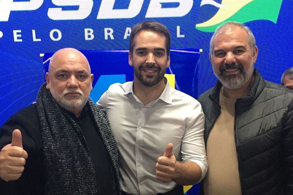 Foto: arquivo pessoal (divulgação redes sociais) - Ronei Gamboa (à esquerda) e Rodrigo Decimo (à direita) em evento do PSDB com a presença do Governador Eduardo Leite (centro)