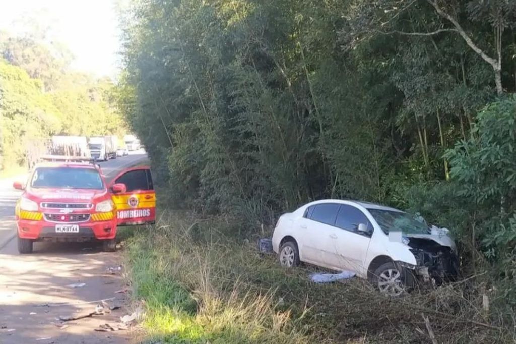  - Suspeito se envolveu em acidente após o crime em SC — Foto: Corpo de Bombeiros/ Divulgação