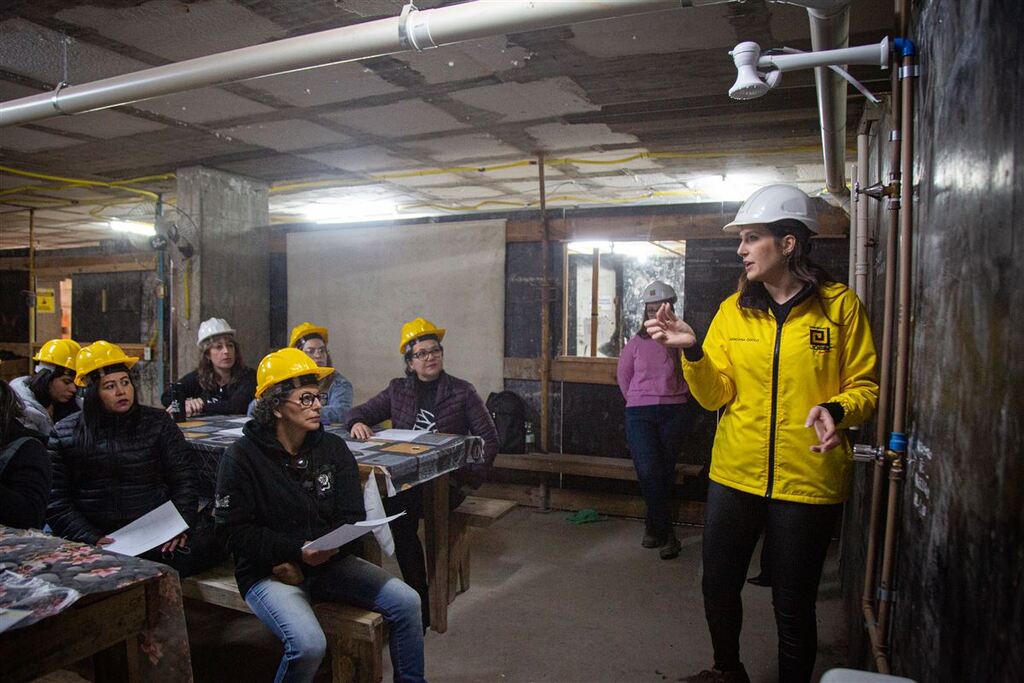 Grupo de mulheres participa de aulas sobre construção civil em obra de Santa Maria