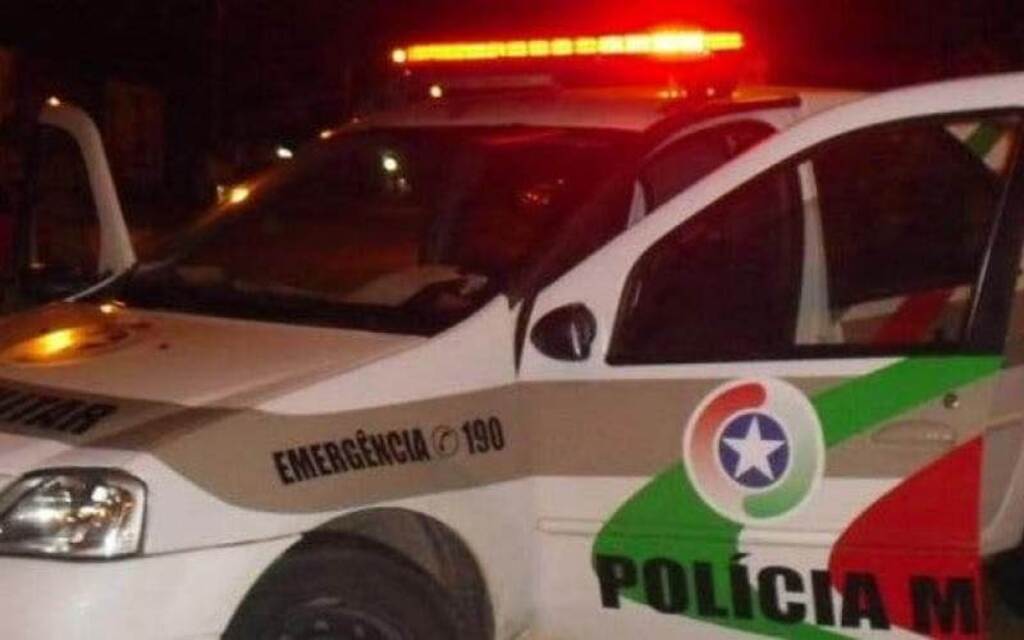 Homem é assassinado na porta de casa em Joinville após criminosos se passarem por policiais