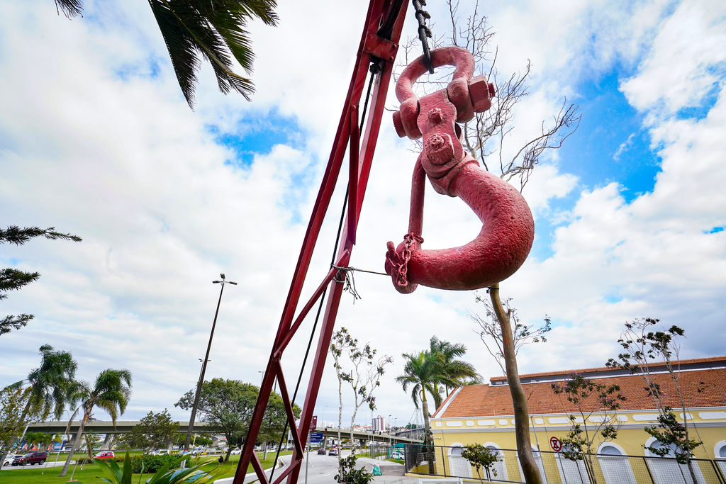 Guindaste centenário do Porto de São Francisco é exposto na entrada de Florianópolis