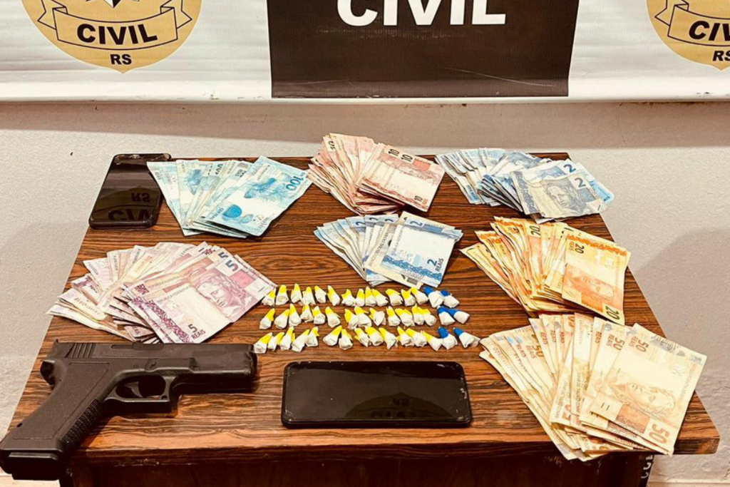 título imagem Homem  é preso por tráfico de drogas com mais de R$ 5 mil em espécie e 45 pinos de cocaína
