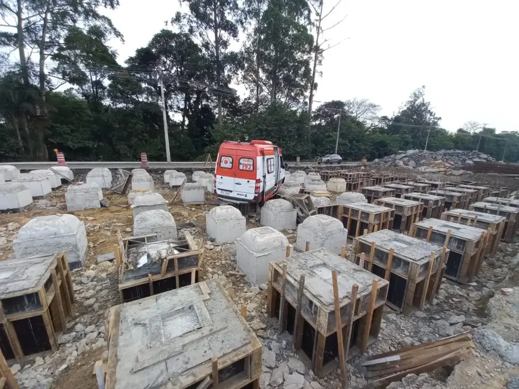 Ambulância do SAMU sai da pista e para em canteiro de obras em Joinville