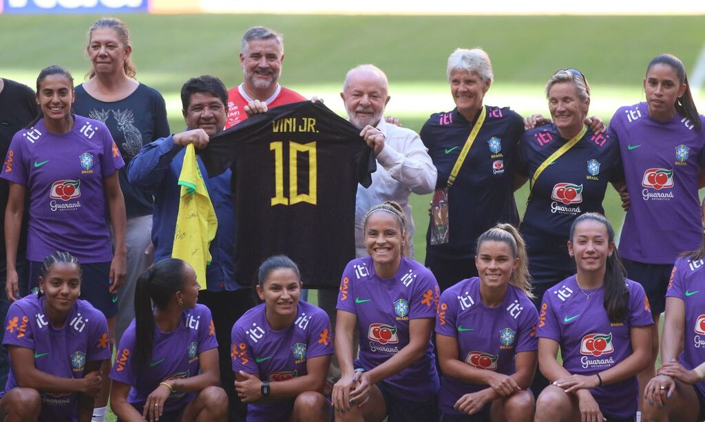título imagem Com a camiseta do Inter-SM, Pimenta acompanha Lula em visita à seleção feminina de futebol