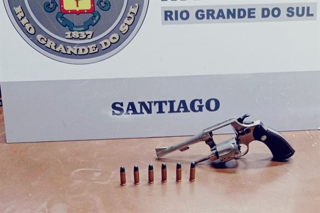 Jovem é preso com arma e munições ao tentar fugir da polícia em Santiago