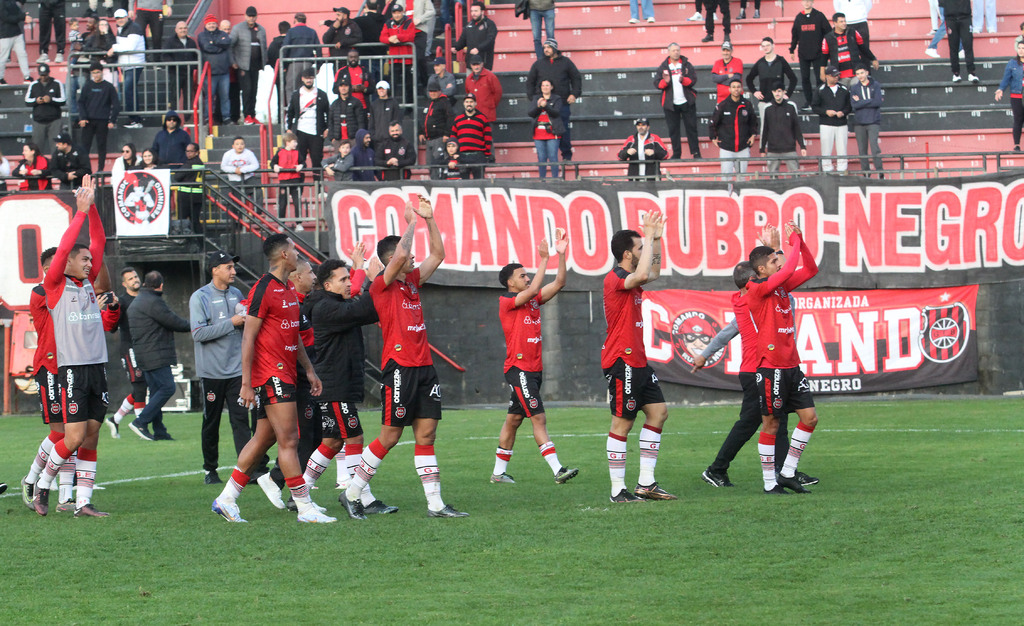 Foto: Carlos Queiroz - DP - Rubro-Negro vence com gols de Mário Henrique e Da Silva e cola no G-4 do grupo A8
