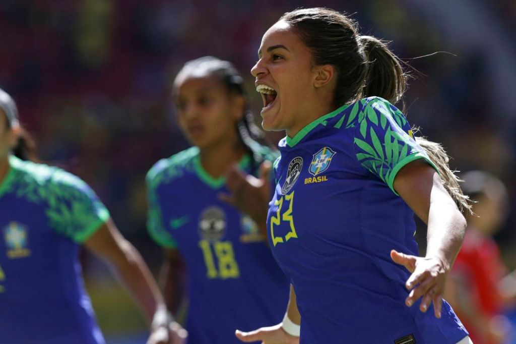 Seleção feminina goleia Chile em último jogo antes da Copa do Mundo