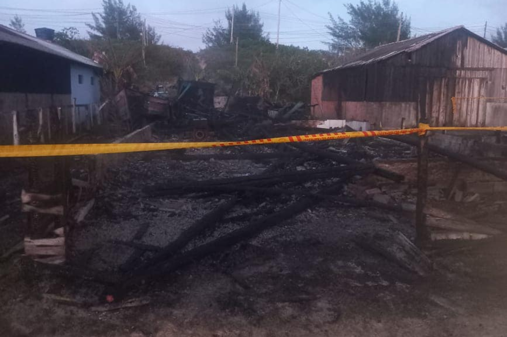 Incêndio destrói rancho na Praia do Porto