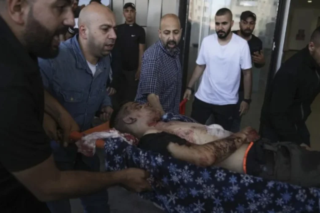 Foto: Nasser Nasser/ AP - Homem é levado a hospital na Cisjordânia após ataque de Israel à cidade de Jenin