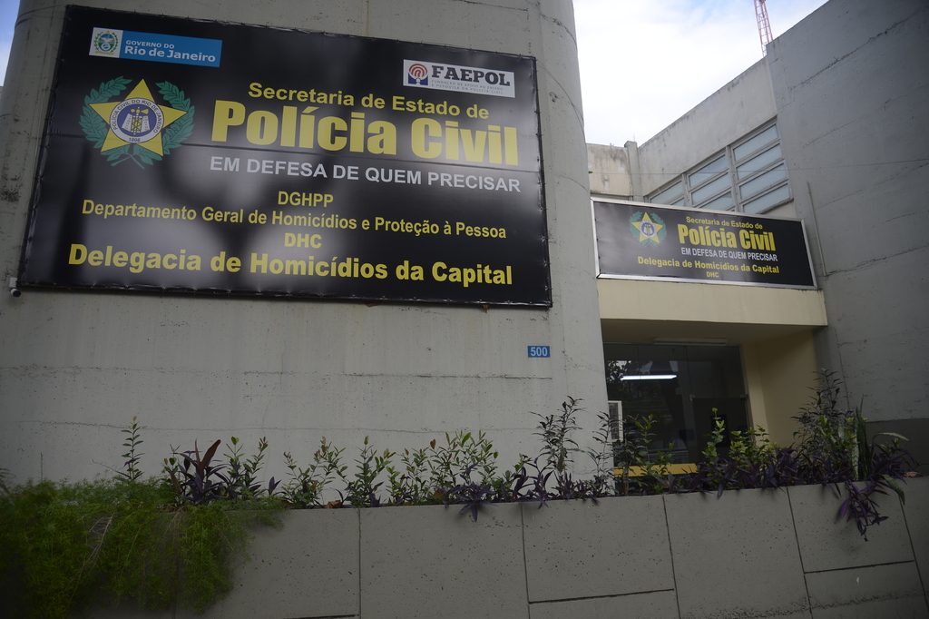 título imagem Jovem de 19 anos é presa por matar seu chefe no Rio de Janeiro