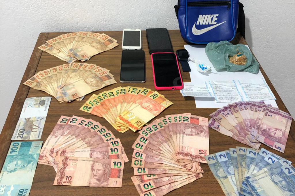 Trio é preso em flagrante por tráfico de drogas com quase R$ 2 mil em espécie em cidade da região