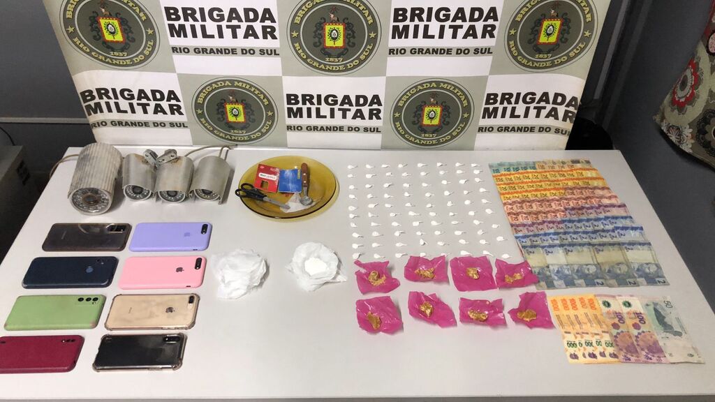  - Cocaína, crack, dinheiro, telefones celulares e materiais usados para fracionar as drogas foram encontrados na casa.