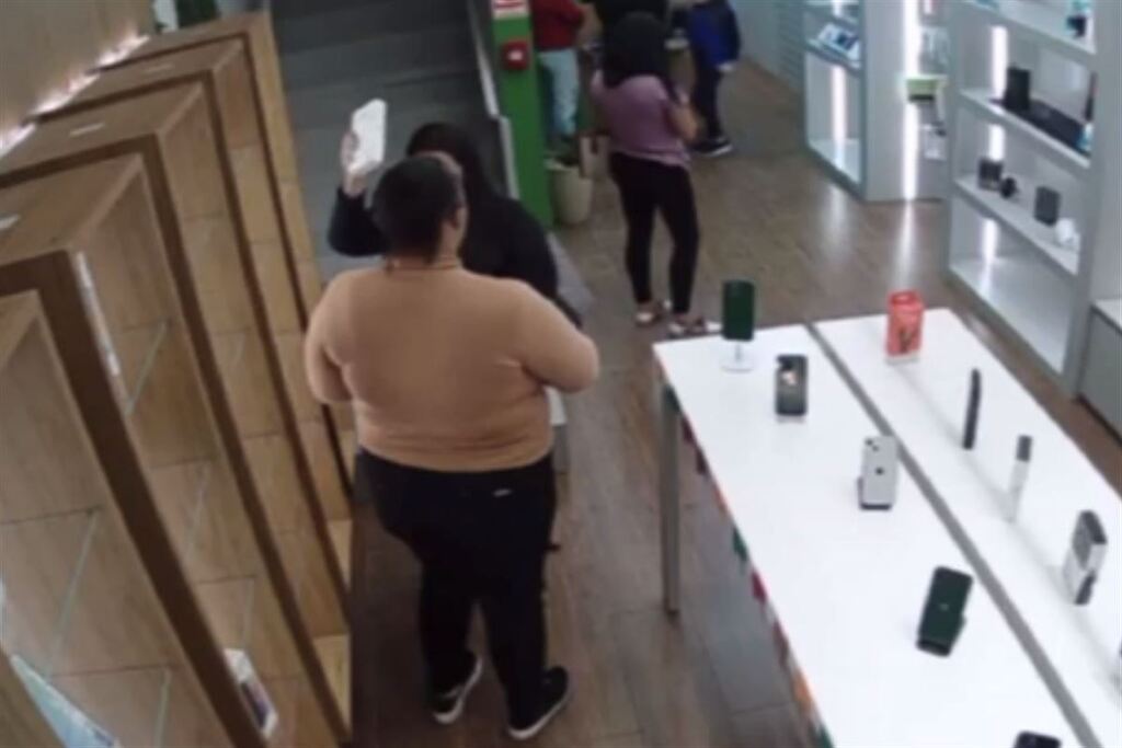 VÍDEO: câmeras flagram mulheres furtando celulares em loja de shopping em Santa Maria