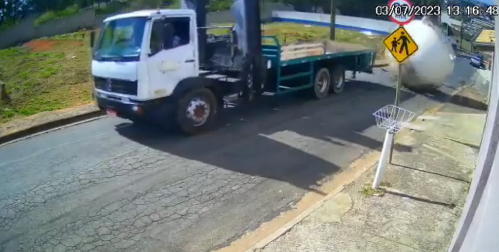 VÍDEO: tanque de três toneladas cai de caminhão e rola por rua em São Paulo