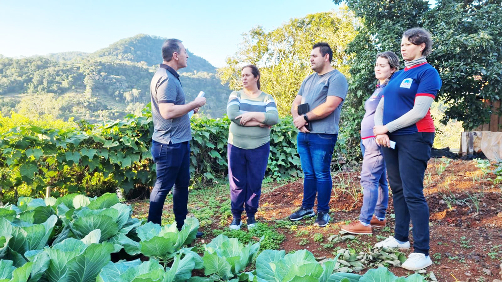 PREFEITO EM EXERCÍCIO DE PIRATUBA, VISITA ESCOLA RURAL DA CAPITAL TURÍSTICA E INTERAGE COM ESTUDANTES DO ENSINO FUNDAMENTAL 
