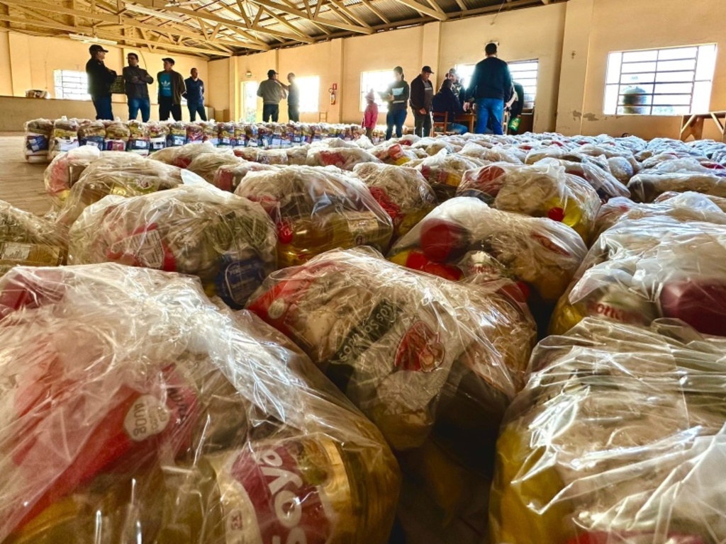 Mais de duas mil cestas básicas são entregues para agricultores afetados pela estiagem em Agudo