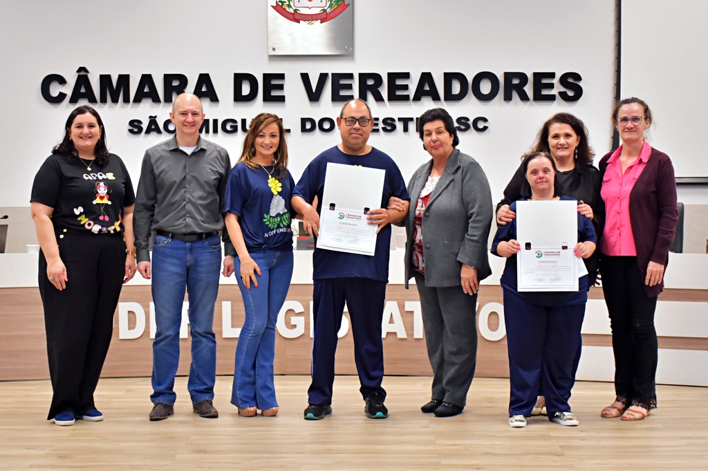 Vereadores prestam homenagem aos autodefensores da Apae