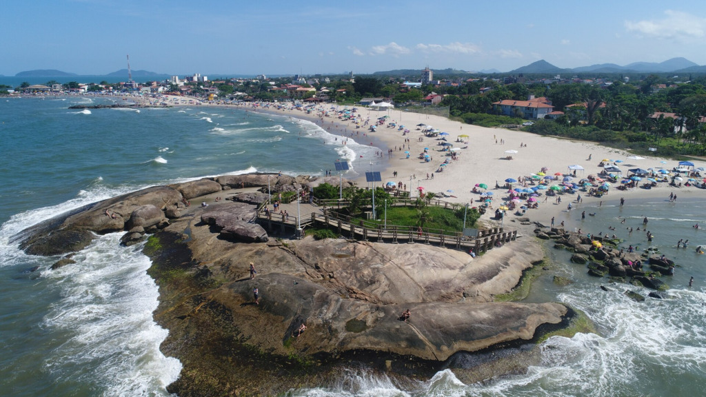 SC tem 7,6 milhões de habitantes e população cresce mais no litoral