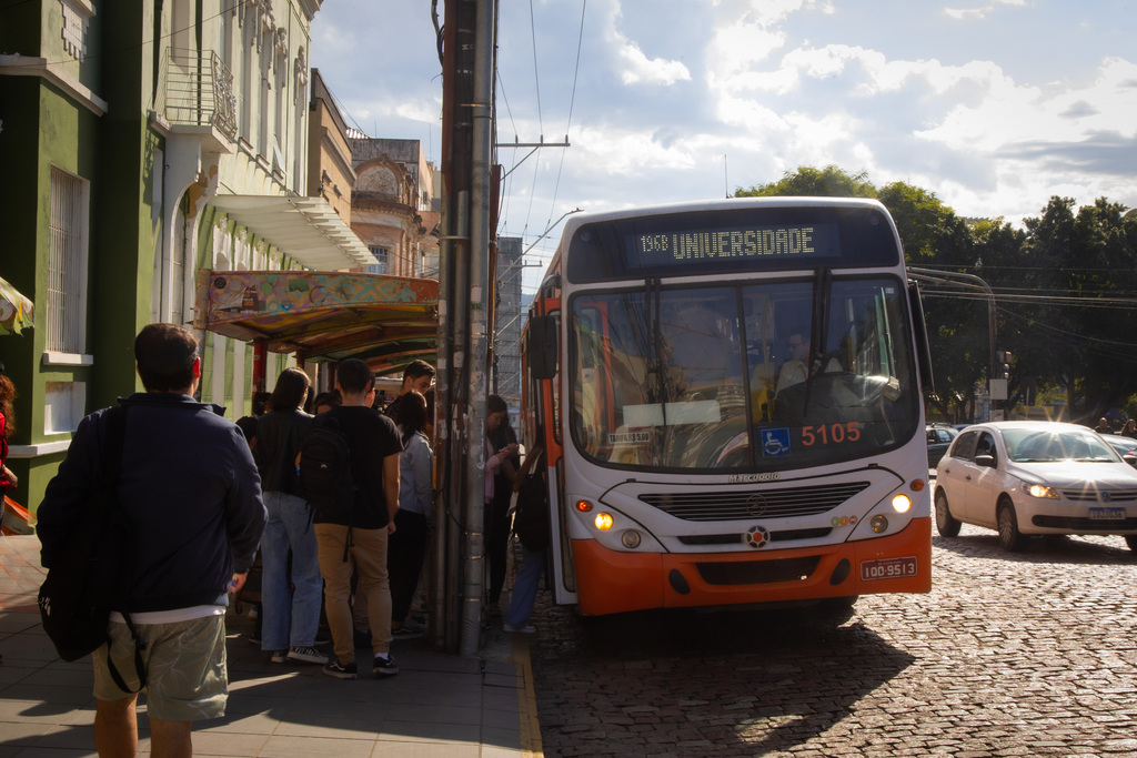 Linhas de ônibus extras, hotéis cheios e estabelecimentos abertos para o Vestibular da UFSM em Santa Maria; confira os detalhes