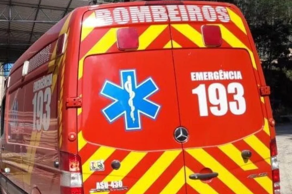  - Vítima foi resgatada e levada para o hospital — Foto: Divulgação/Corpo de Bombeiros