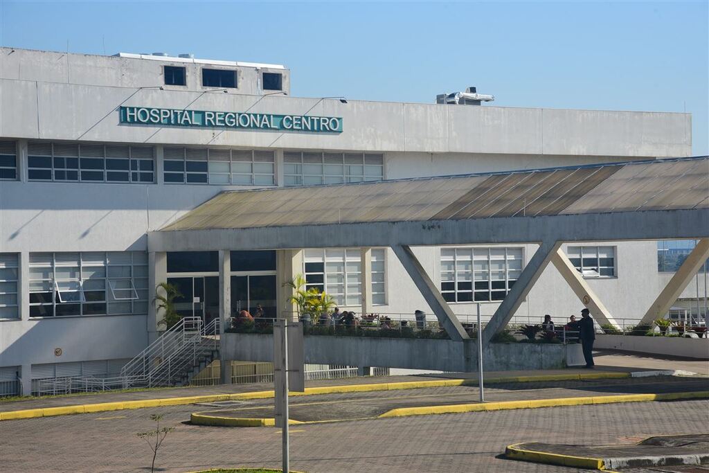 título imagem Em busca do pleno funcionamento e com promessa de novo serviço, Hospital Regional de Santa Maria completa 5 anos
