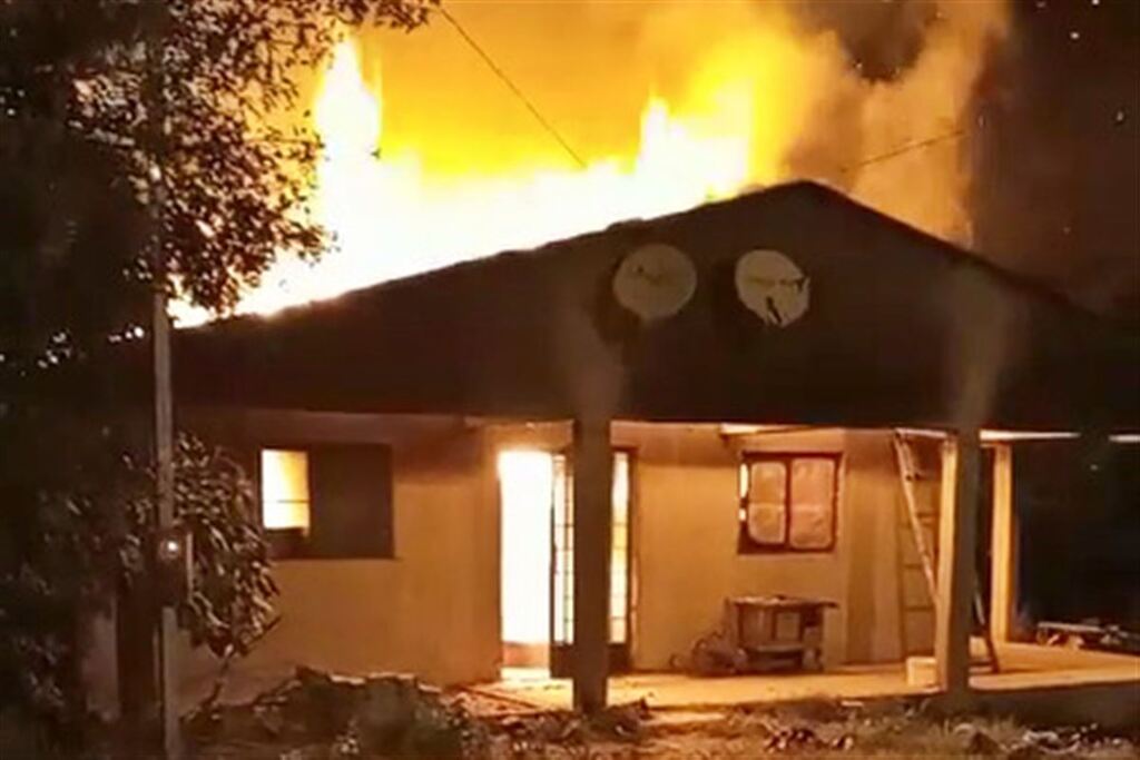 Casa onde homens foram presos é incendiada em São Francisco de Assis