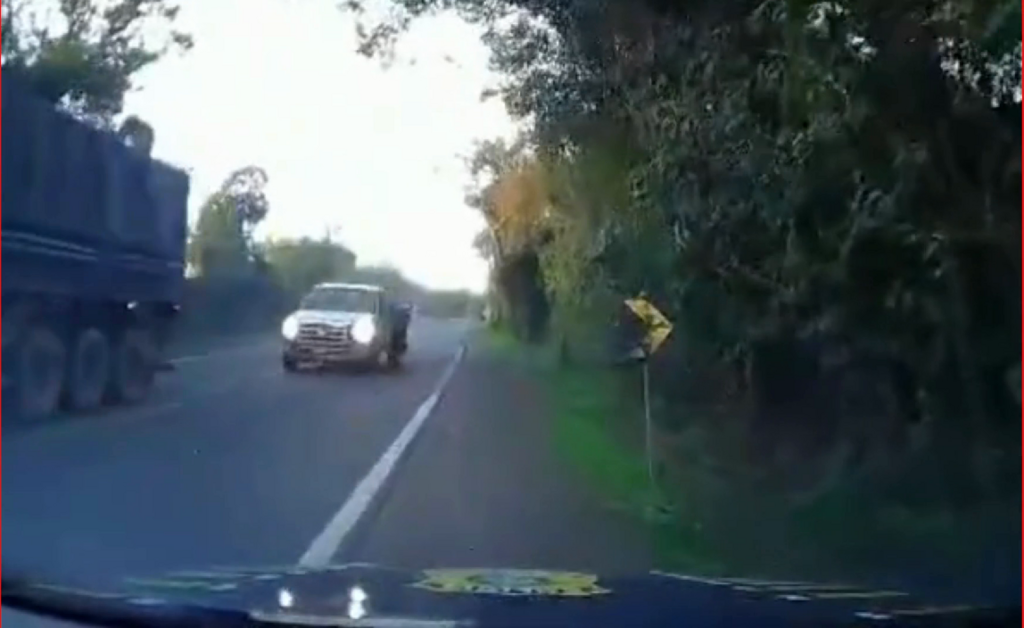 título imagem VÍDEO: motorista tenta ultrapassar carreta em curva e quase colide de frente com viatura PRF