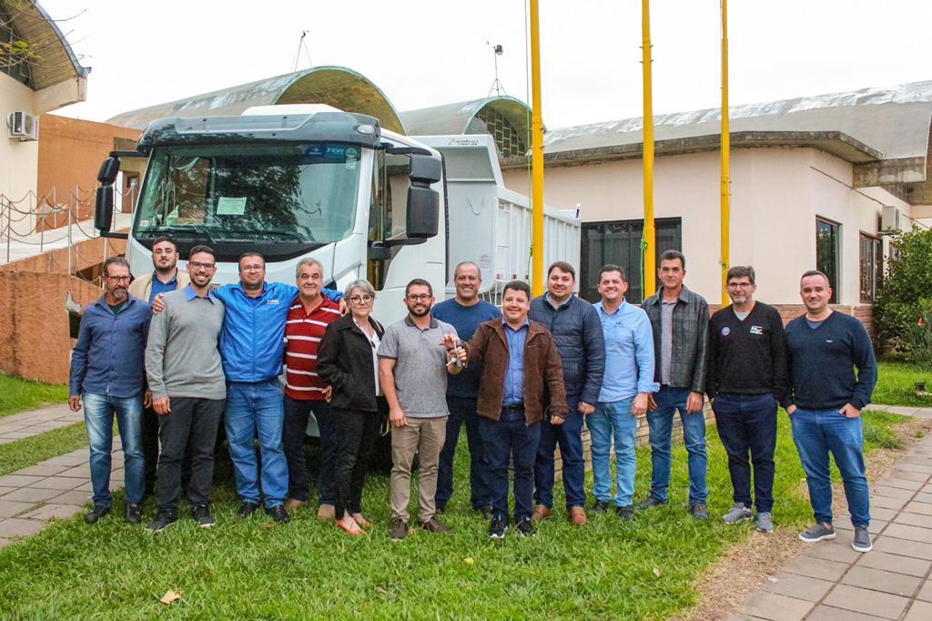 PREFEITURA DE PRAIA GRANDE ADQUIRE NOVO CAMINHÃO CAÇAMBA