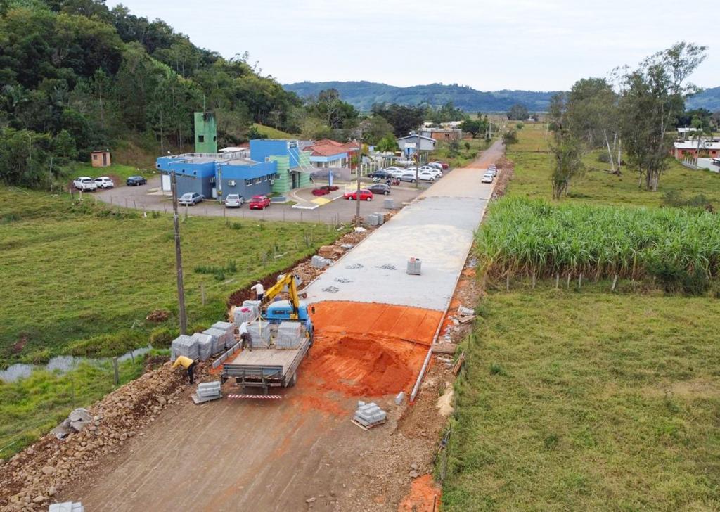 RUA RAUPP WEBBER ESTÁ SENDO PAVIMENTADA EM MORRINHOS DO SUL