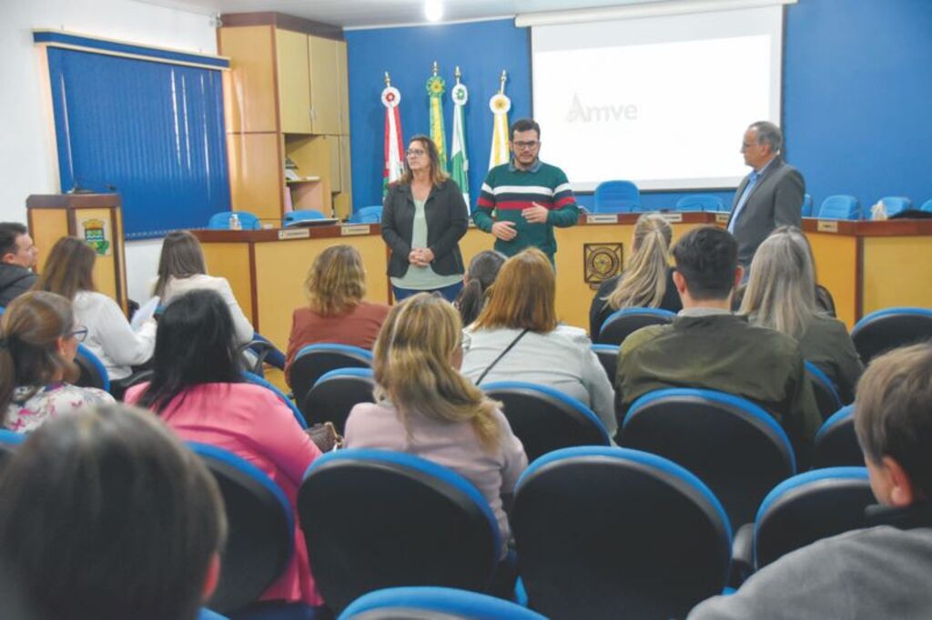 Apiúna sedia reunião do Colegiado da Educação da AMVE, destacando práticas inovadoras e enriquecedoras