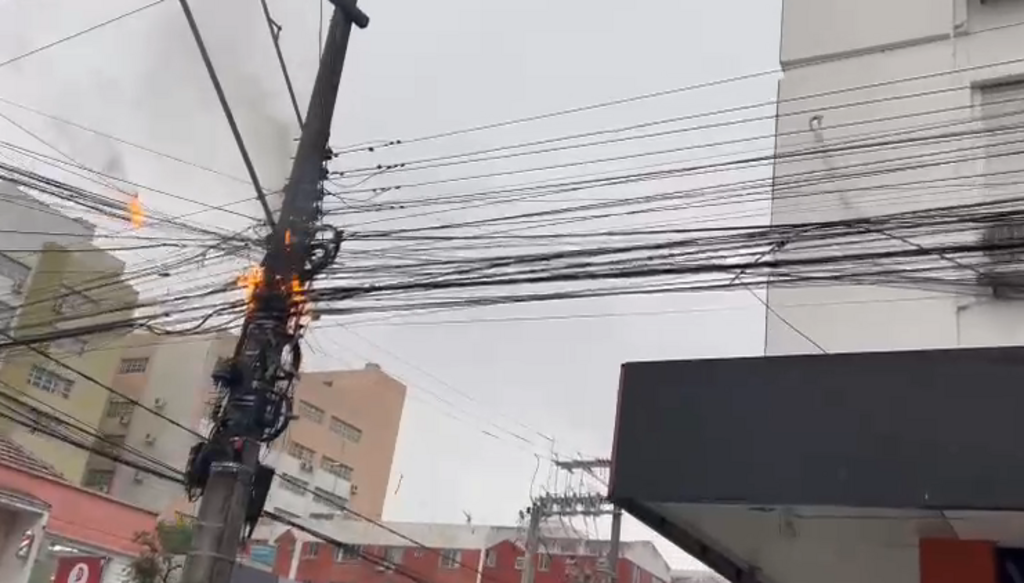VÍDEO: fios de energia pegam fogo em poste no centro de Santa Maria