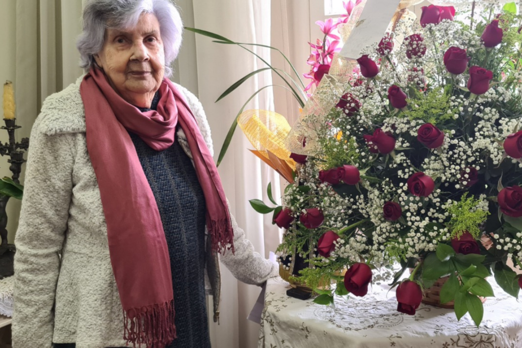 Foto: Arquivo pessoal - No aniversário dela, em 2021, Guido enviou 85 rosas vermelhas para ela.