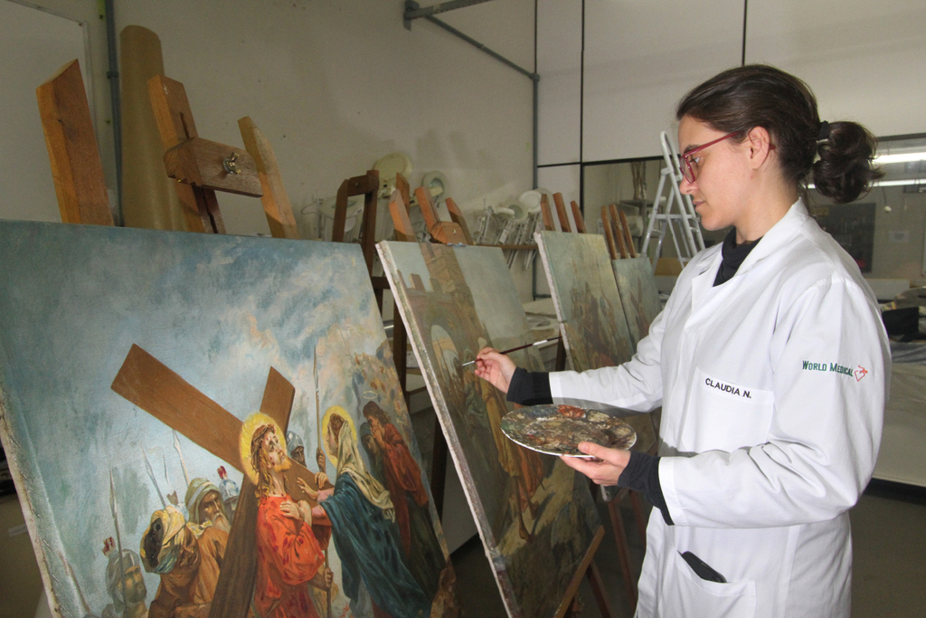 Foto: Carlos Queiroz - DP - Grupo de alunas desenvolve o projeto de Extensão que visa o restauro das pinturas da Via Sacra, telas que pertencem à Catedral Metropolitana de Pelotas