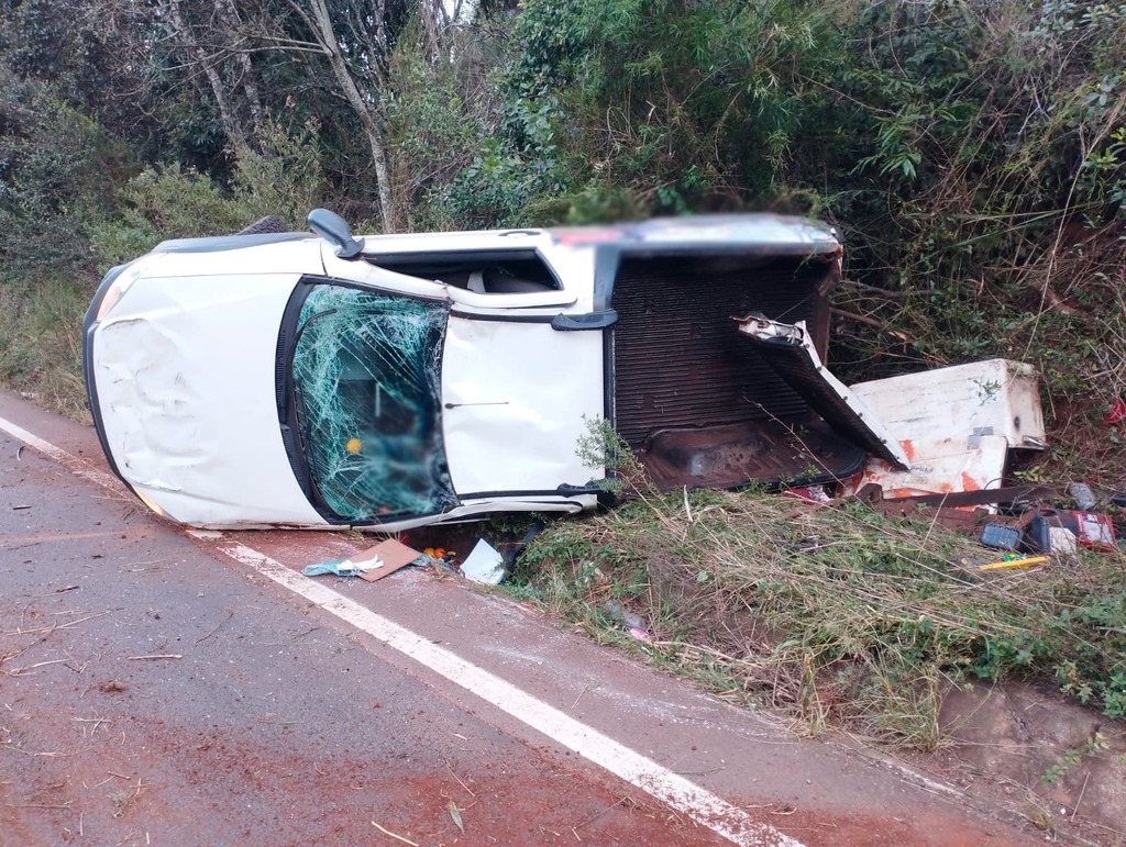 Registrada saída de pista seguida de capotamento