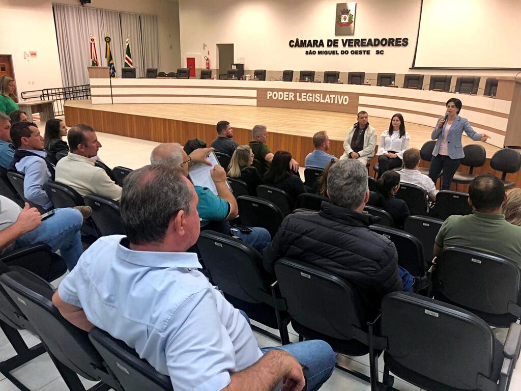 Vereadores da região debatem reativação de associação regional