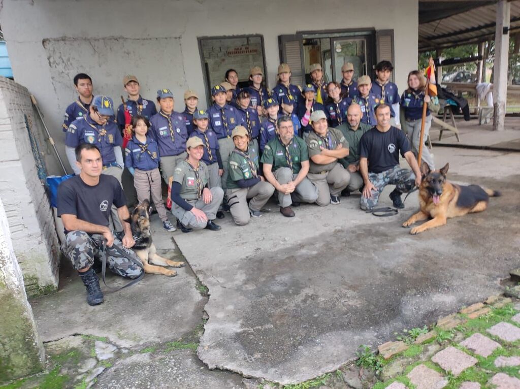 Grupo  Lis da Lagoa visita o Canil do 4° BPM