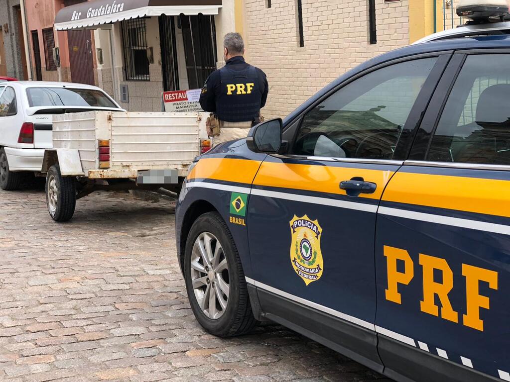 Divulgação - DP - Reboque de fabricação artesanal ganhou aparência de legalidade com placa de Gol de Santa Catarina