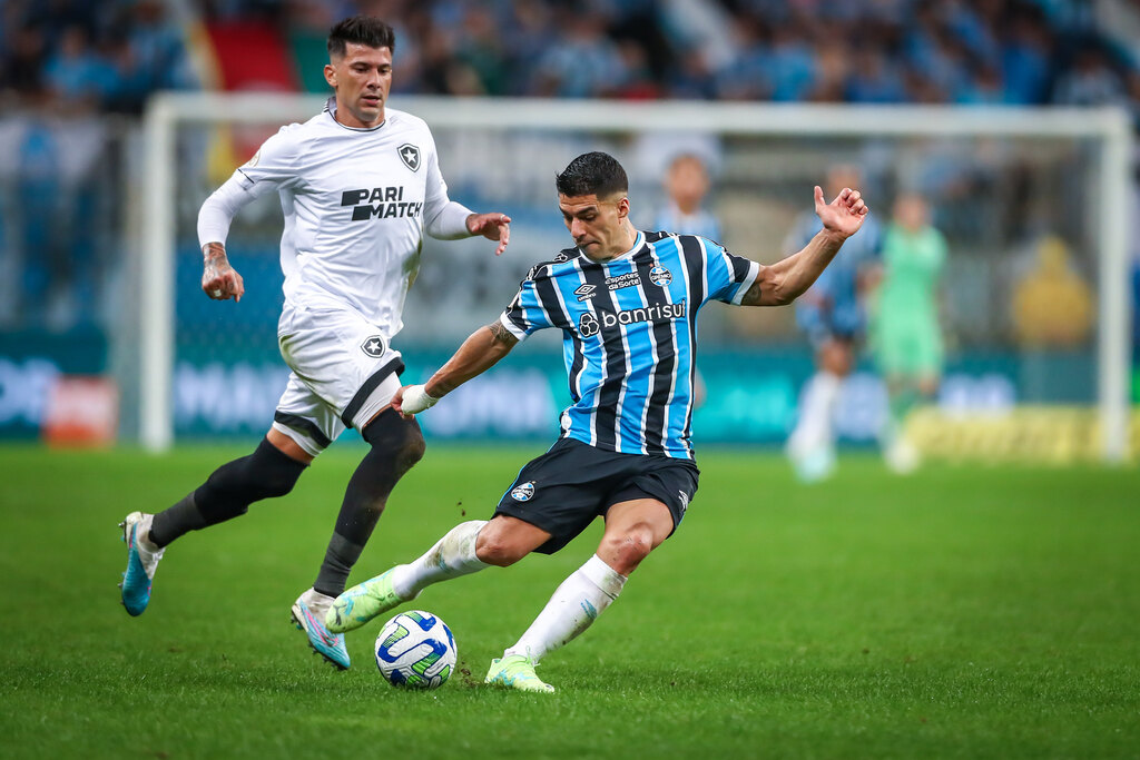 Foto: Lucas Uebel - Grêmio - Luis Suárez quase marcou duas vezes neste domingo. Em uma delas, acertou o travessão