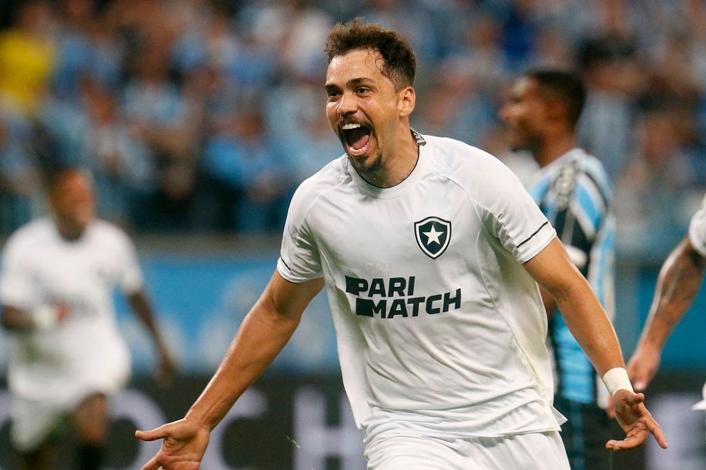 Brasileiro: Botafogo suporta pressão, bate Grêmio e segue soberano