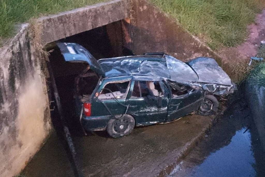 Motorista fica preso às ferragens após carro sair da pista, em Pescaria Brava