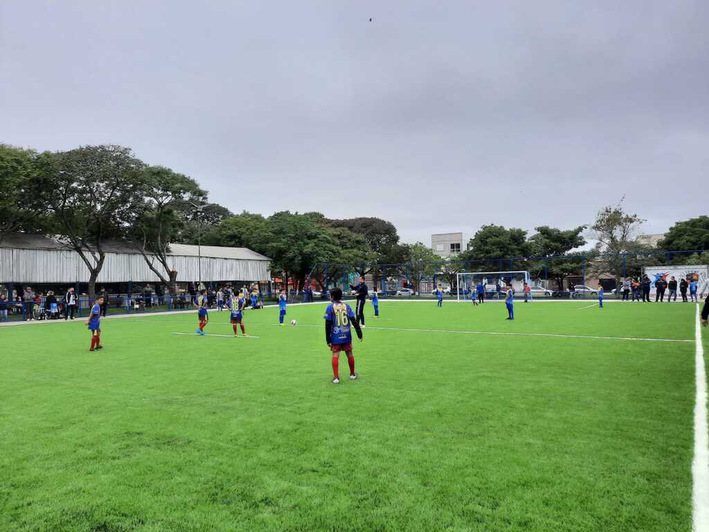 Prefeitura entrega quadra de futebol society pública