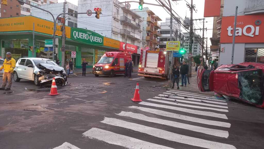 VÍDEO: motorista cruza sinal vermelho e causa acidente no centro de Santa Maria