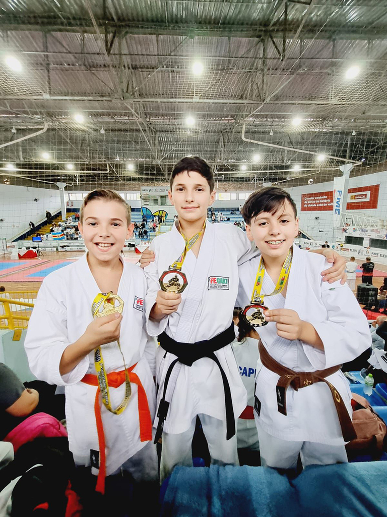 KARATÊ DA FME  DE CAPINZAL CONQUISTA O TITULO DE CAMPEÃ ESTADUAL EM  INDAIAL
