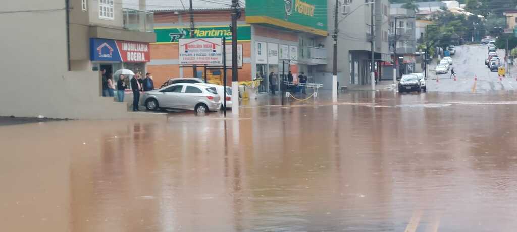 Maravilha registra vários pontos de alagamento