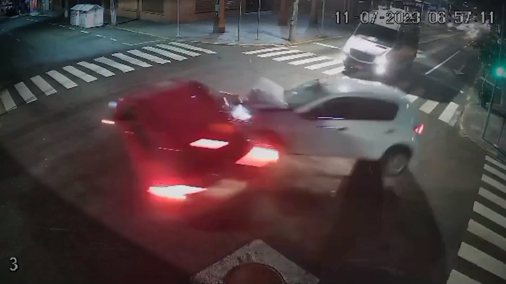VÍDEO: motorista cruza sinal vermelho e causa acidente no centro de Santa Maria