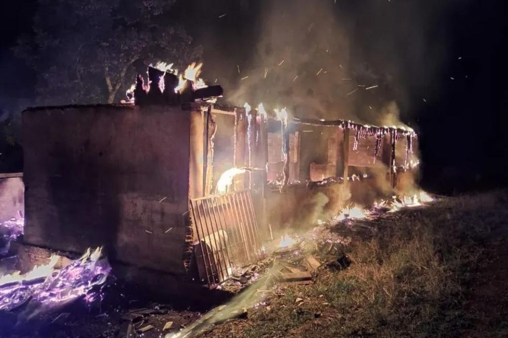  - Corpo foi encontrado após incêndio em casa de São José do Cedro — Foto: Corpo de Bombeiros/ Divulgação