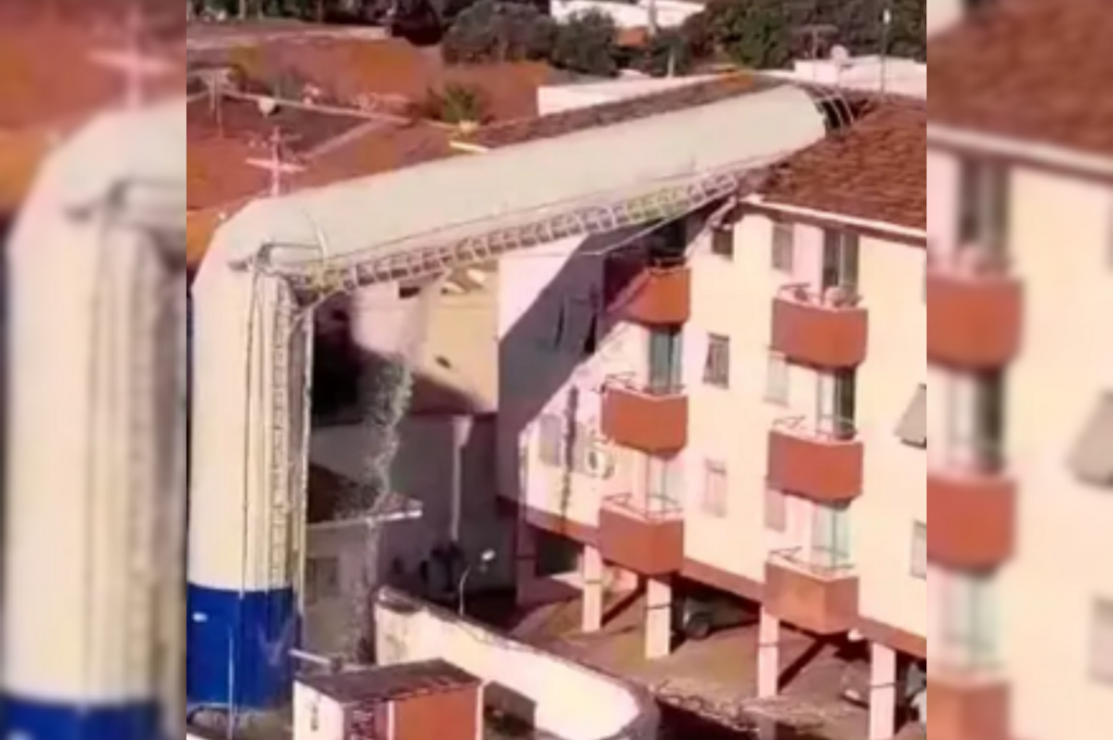 Caixa d'água com mais de 20 metros de altura cai e destrói apartamento em São Paulo