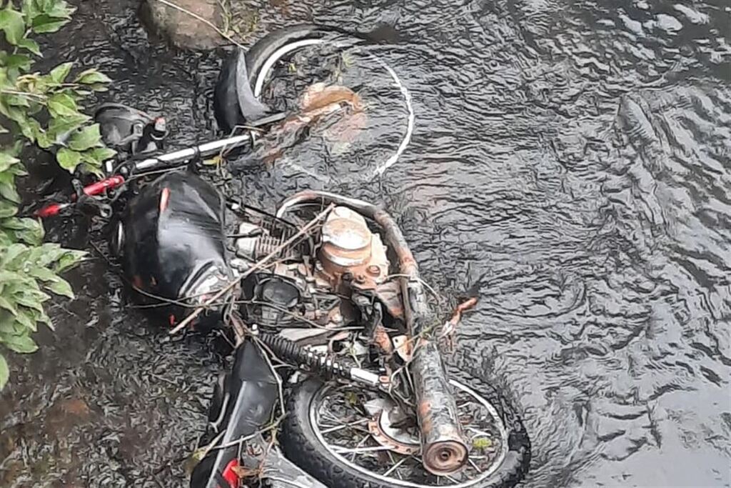 Motocicleta com placa de Santa Maria é encontrada dentro de arroio em Nova Palma